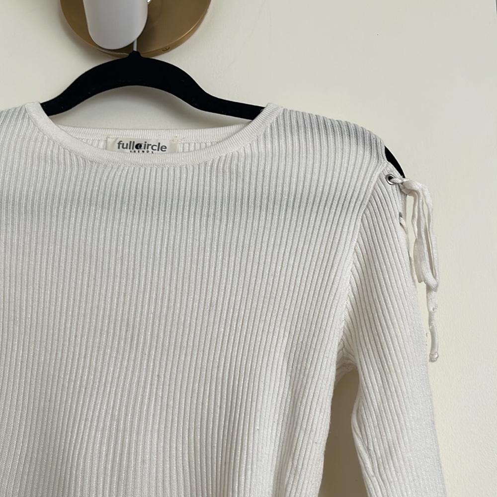 White Full Circle Sweater Size: Medium